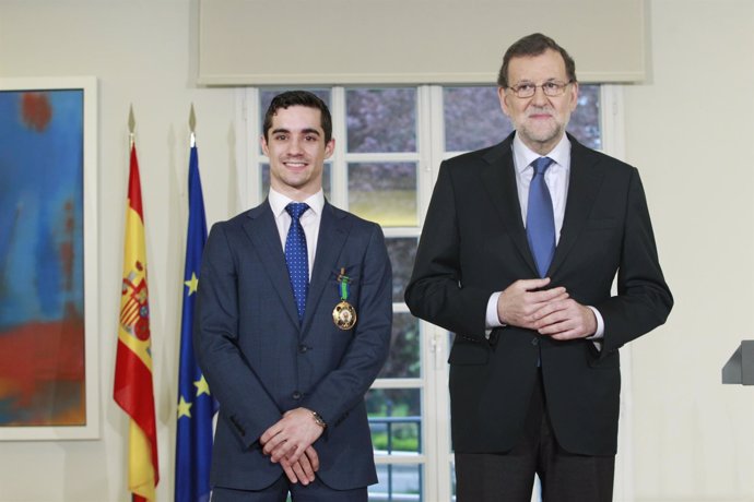 Rajoy condecora con la Medalla al Mérito Deportivo al patinador Javier Fernández