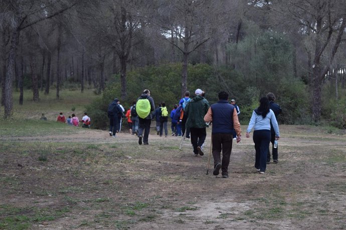 Presos de la cárcel de Huelva hacen el camino desde El Rocío a Hinojos. 