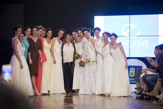 La diseñadora Elena Rubio con modelos que lucen sus creaciones