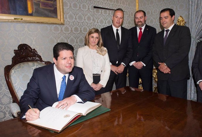 Picardo firma en el libro de honor de la Diputación de Cádiz