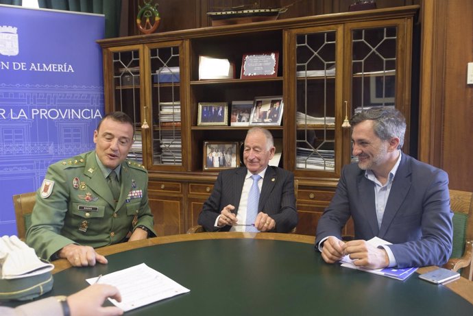 Diputación y Comandancia Militar firmando el convenio de colaboración.