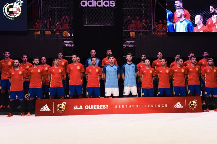 La selección española presenta su nueva camiseta para la Eurocopa 2016