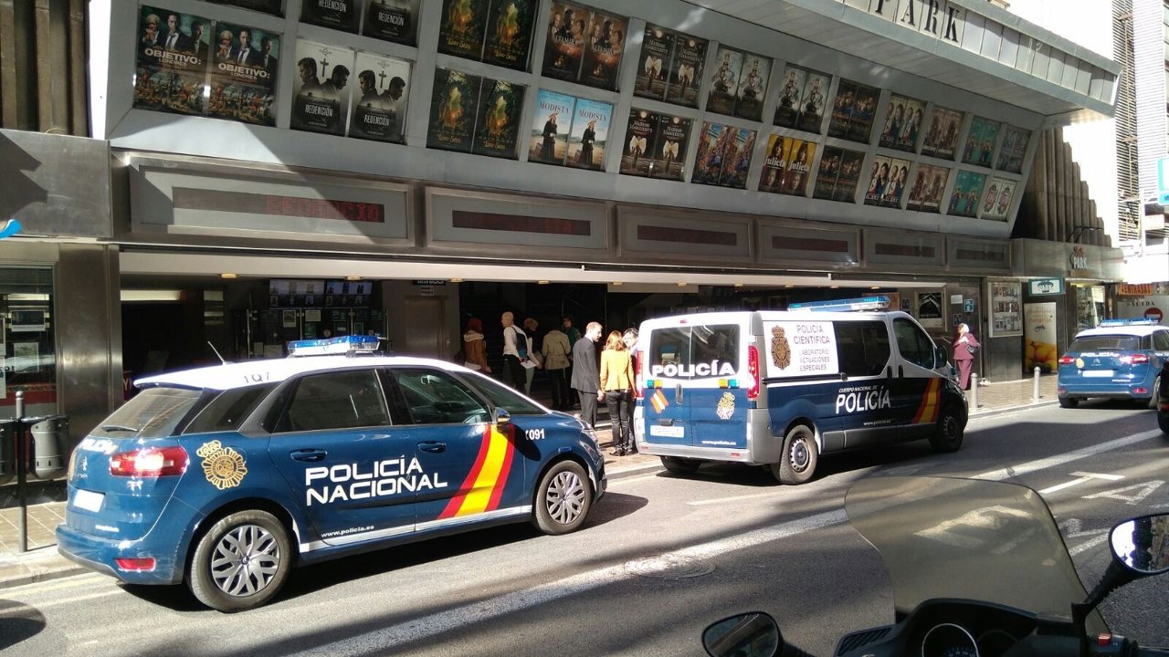 Policía en los cines donde ha aparecido una mujer muerta