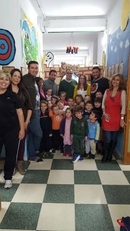 Ruiz (centro) durante su visita a Ochavillo del Río