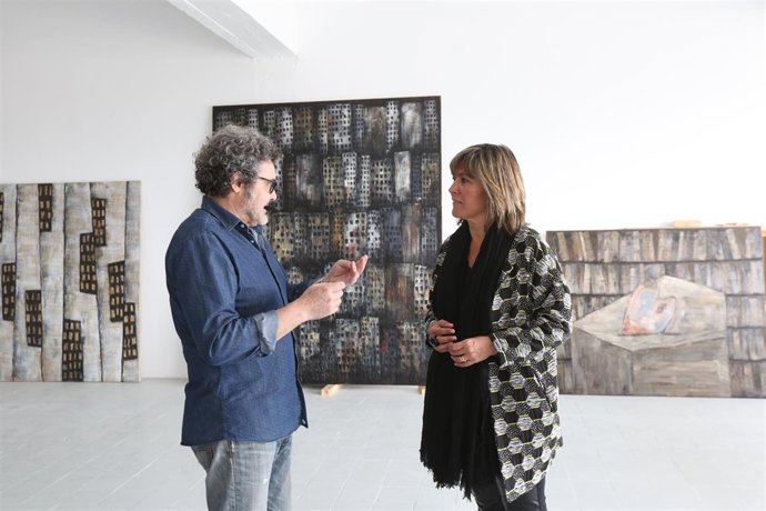 La alcaldesa de L'Hospitalet, Núria Marín, en el estudio del pintor C.Gabarró