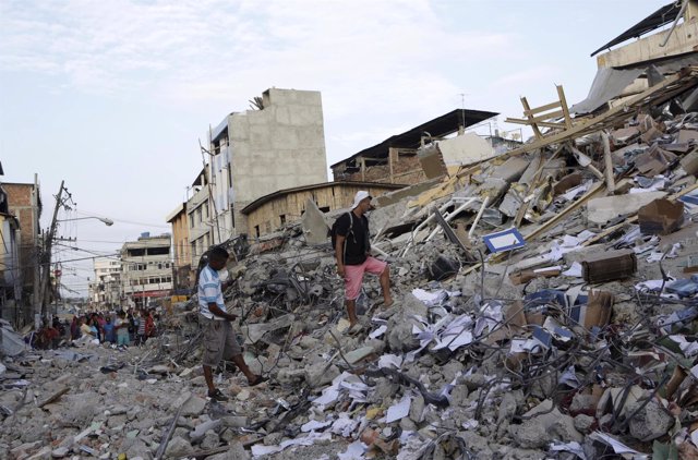 Residentes en un edificio derrumbado por el terremoto en Portoviejo