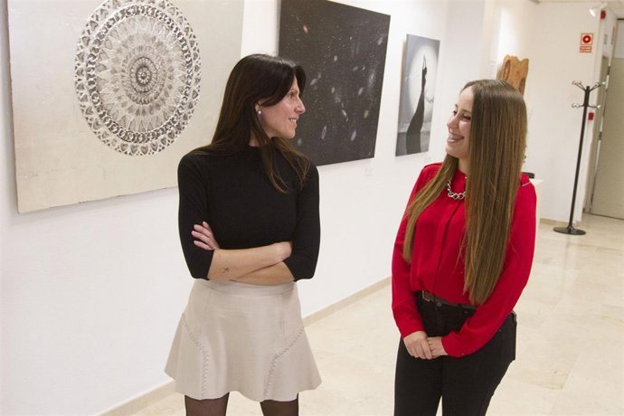 La pintora Laura García, inaugurando su muestra junto a la diputada de Igualdad.