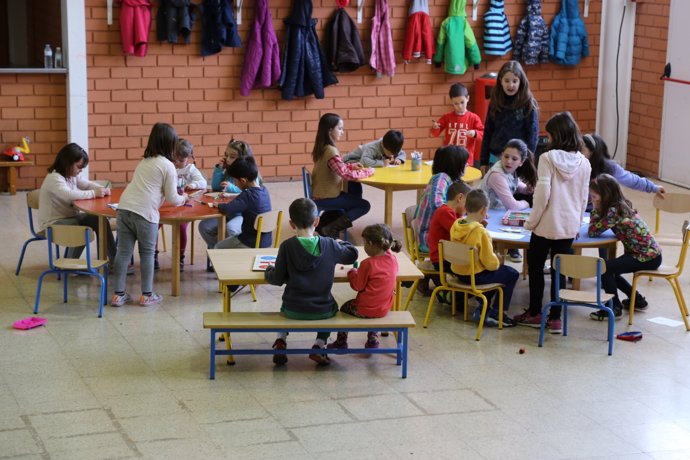 Unos 70 niños de Mequinenza participan en el mini campus de la ludoteca.