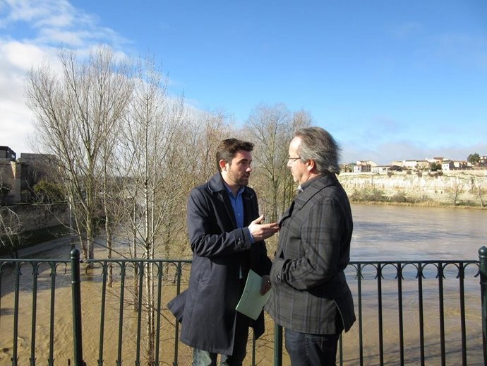 Francisco Guarido y Antidio Fagúndez observan el Duero (archivo)