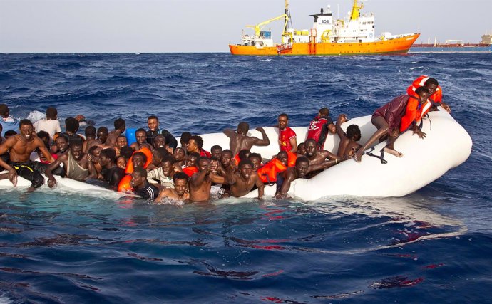 Inmigrantes en una embarcación que intentaba llegar a Lampedusa (Italia)