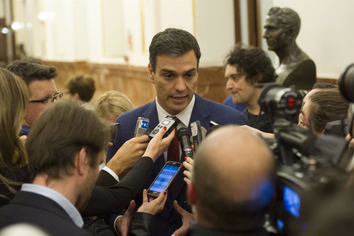 El líder del PSOE, Pedro Sánchez, responde a los periodistas en el Congreso