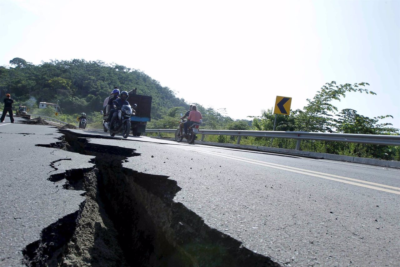 Daños por el terremoto en una carretera entre Pedernales y Jama, en Ecuador