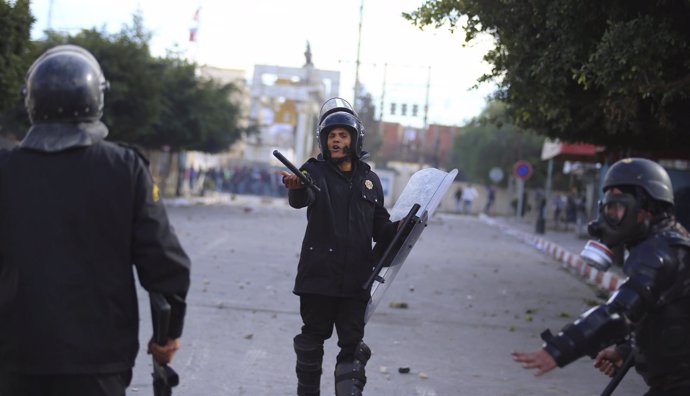 Agentes antidisturbios en Kasserine, Tunisia