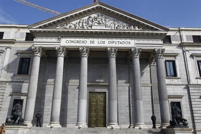 Puerta principal del Congreso de los Diputados con los leones