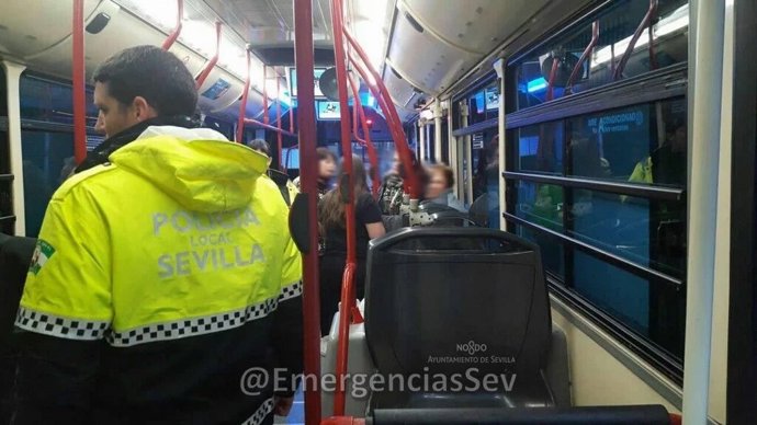 Vecinos refugiados en autobús en Sevilla tras producirse un incendio
