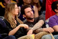 Behati Prinsloo y Adam Levine esperan una niña