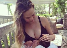  Chrissy Teigen Y Su Hija/ Instagram