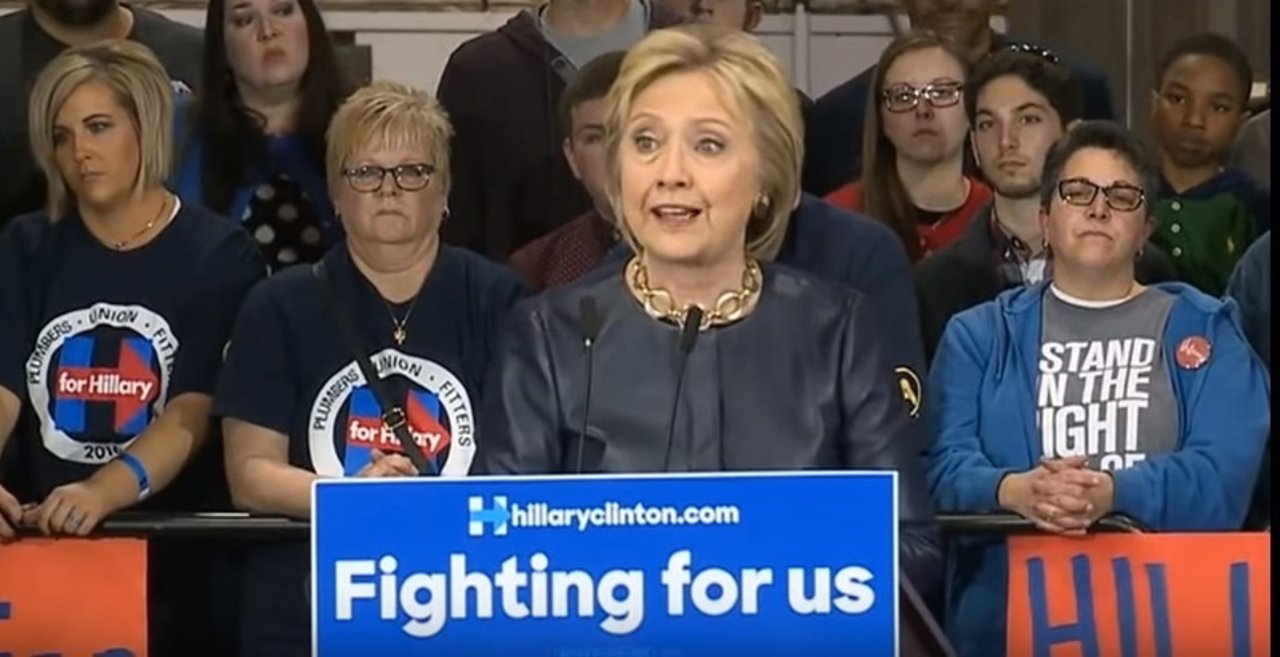 A Hillary Clinton le da un ataque de tos en mitad de un discurso