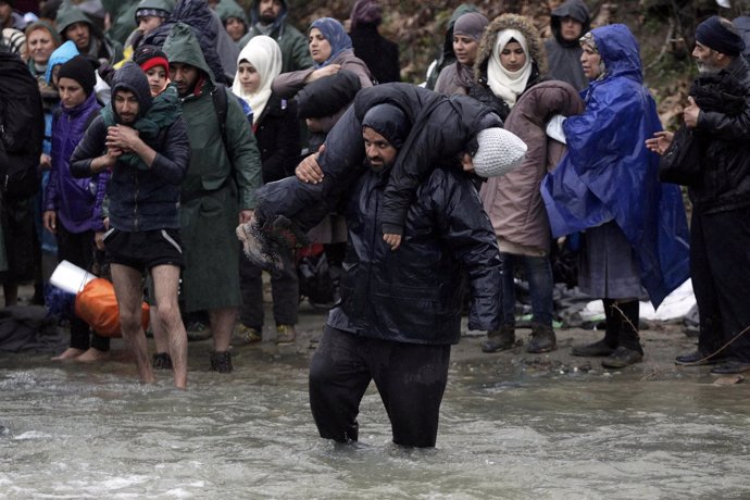 Refugiados intentando llegar desde Grecia a Macedonia
