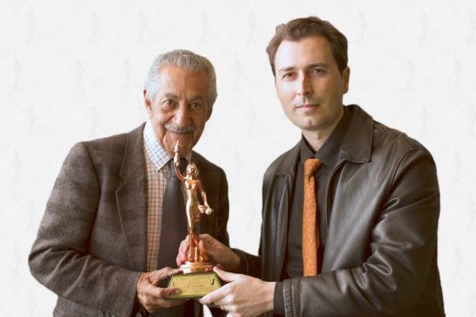 Artur Balder recibe la Dama de la Victoria