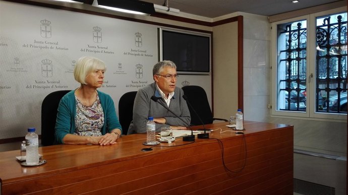 El coordinador regional de IU, Manuel González Orviz, y la diputada Concha Masa