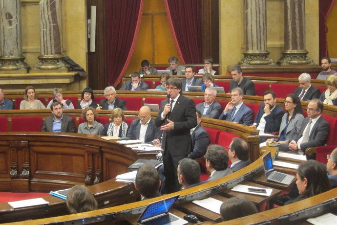 Carles Puigdemont en el pleno del Parlament