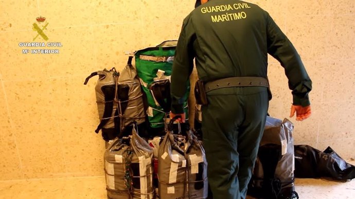 Mochilas intervenidas por la Guardia Civil en la ría de Huelva con cocaína.