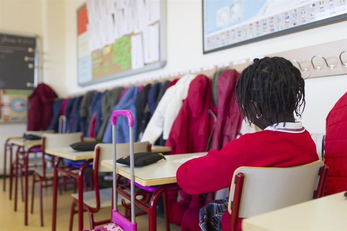 Colegio, escuela, aula, primaria, clase, niño, niña, niños, estudiando