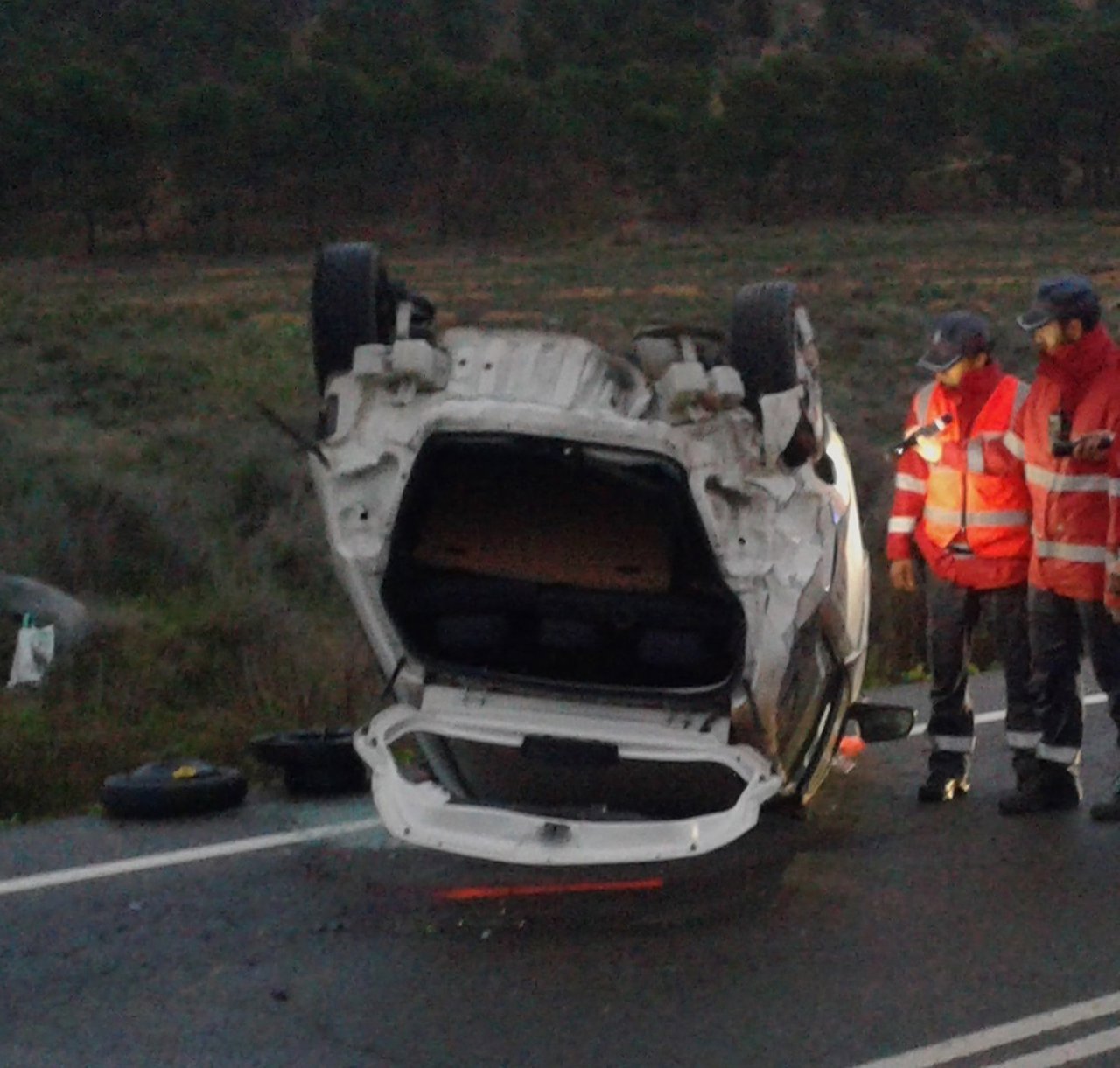 Agentes de atestados en el lugar del accidente