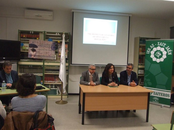 Caballero (c) en la actividad celebrada en el marco del programa Forma Joven