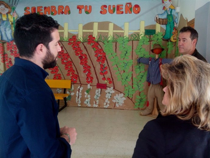 La delegada de Educación de la Junta en Sevilla durante la visita a Marinaleda