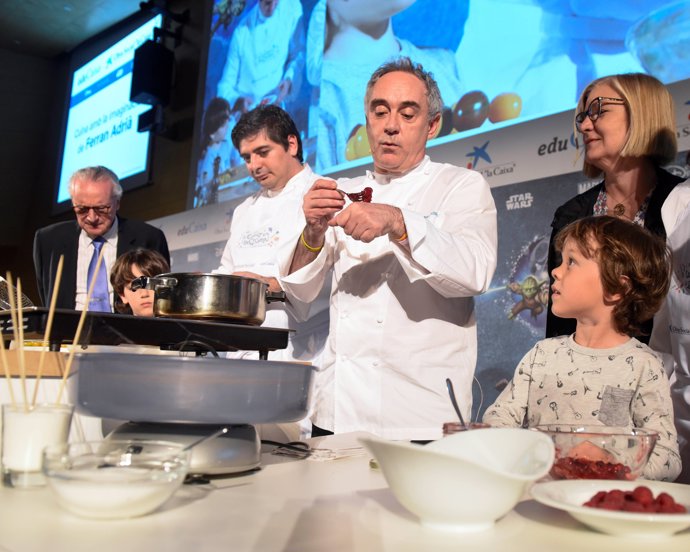 Ferran Adrià durante la presentación de su proyecto 'Te cuento en la cocina'
