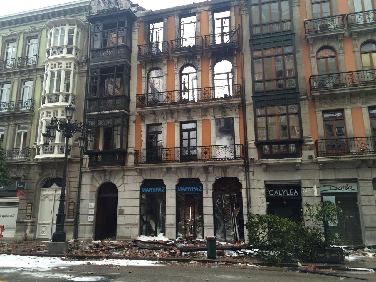 El edificio quemado de la calle Uría.