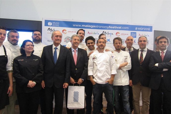 De la Torre, con organizadores y participantes del Málaga Gastronomy Festival.