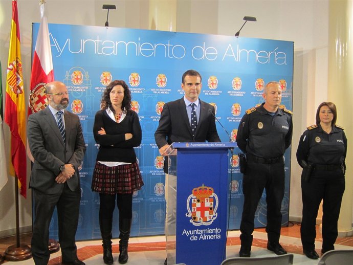 En el centro, el alcalde de Almería, Ramón Férnández-Pacheco