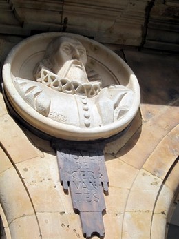 Medallón de Cervantes en la Plaza Mayor de Salamanca