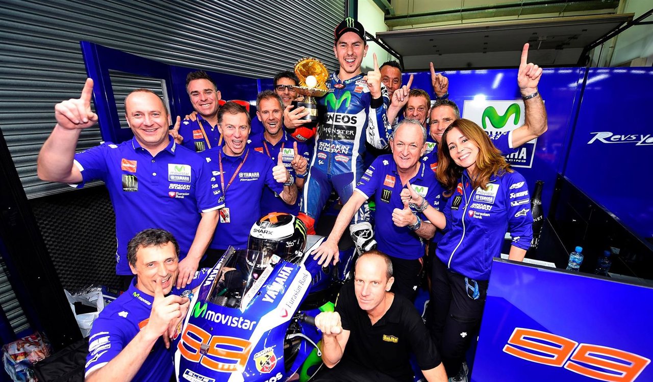 Jorge Lorenzo con sus mecánicos celebrando el primer puesto en Qatar
