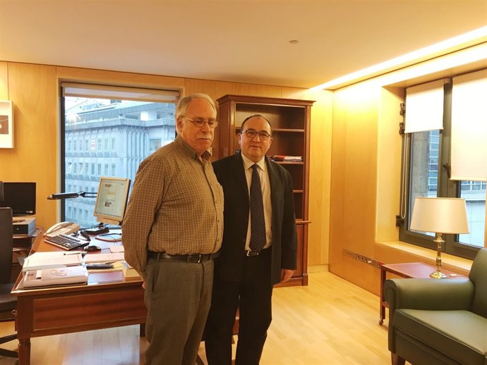 El hijo de Cela (I) y el alcalde de Cebreros (D)