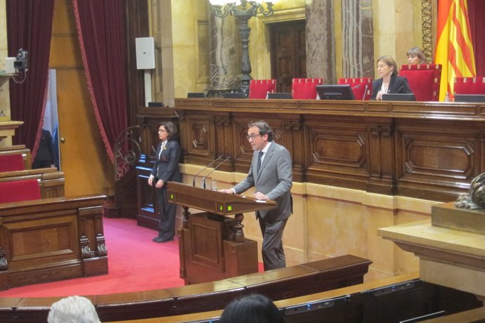El conseller de Territorio, Josep Rull, en atril del Parlament