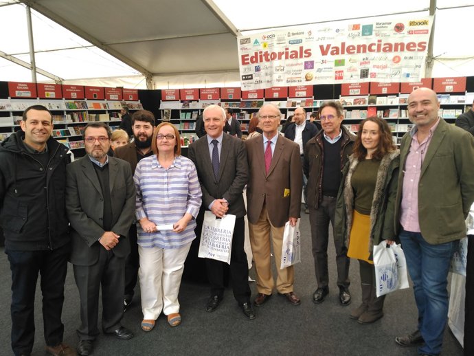 Autoridades en la Feria del Libro de Valencia. Gloria Tello, Albert Girona