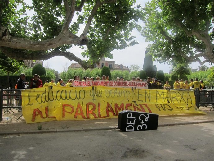 Pancarta desplegada por los estudiantes 