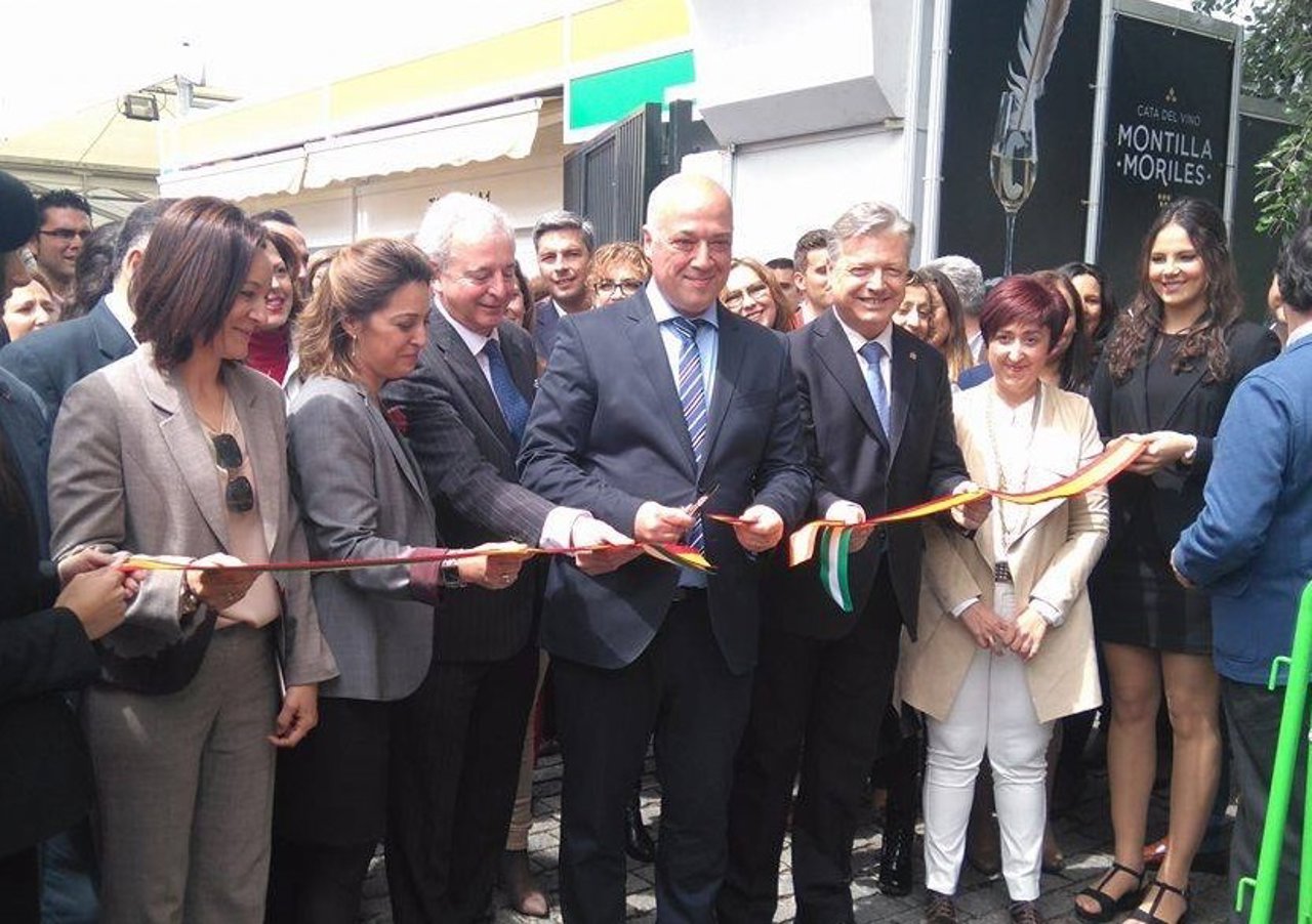 Ruiz (centro) corta la cinta junto a Crespín (izda), Ambrosio y Primo Jurado