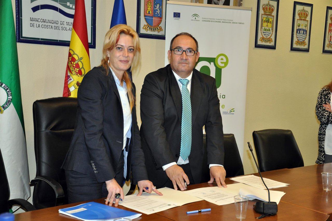 Firma convenio Mancomunidad Axarquía Andalucía Emprende