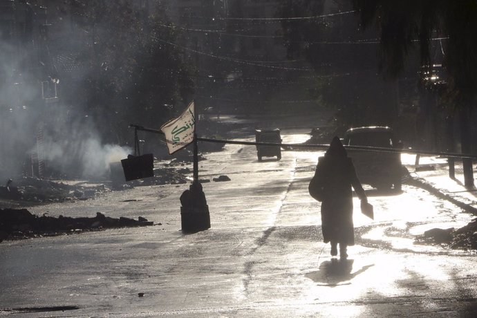 Una mujer en la ciudad siria de Alepo