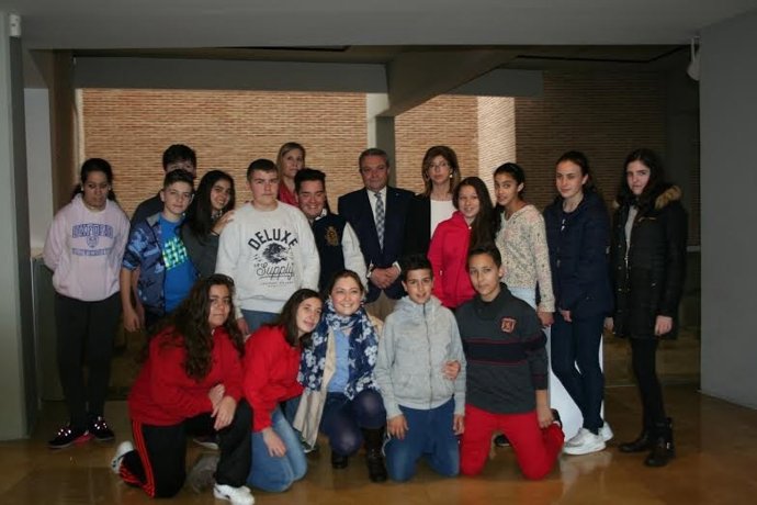 Alcalde (centro) junto a alumnos del IES Galileo Galilei