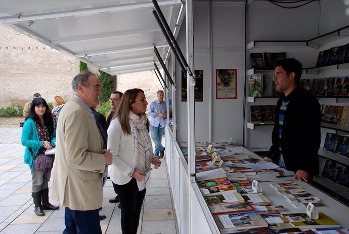 La delegada y el alcalde visitan la Feria del Libro de Palma del Río