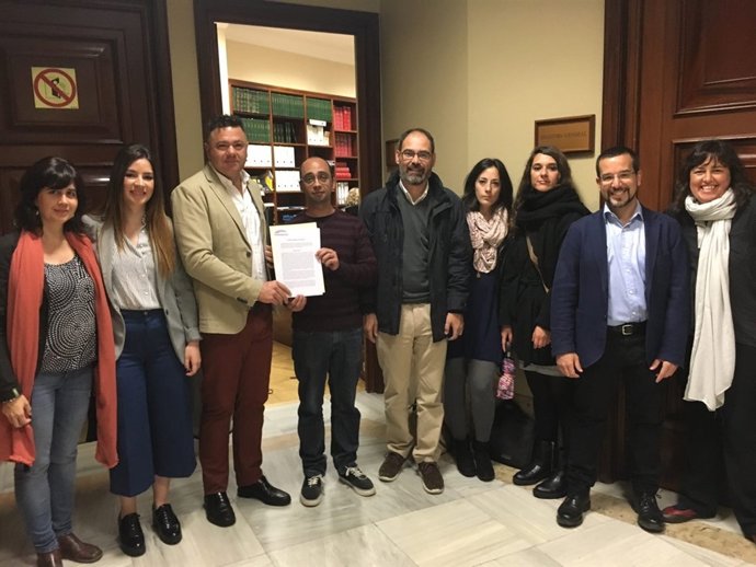 Diputados andaluces de Podemos con la iniciativa presentada en el Congreso