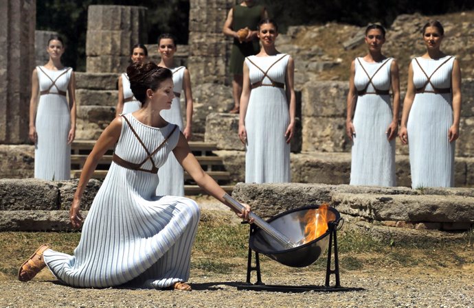 Ensayo del encendido de la antorcha olímpica en Olimpia (Grecia)