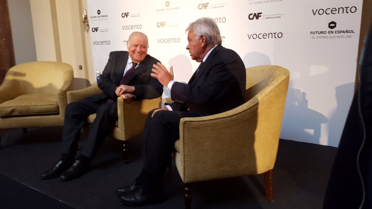 El uruguayo Enrique Iglesias conversa con Felipe González durante un coloquio