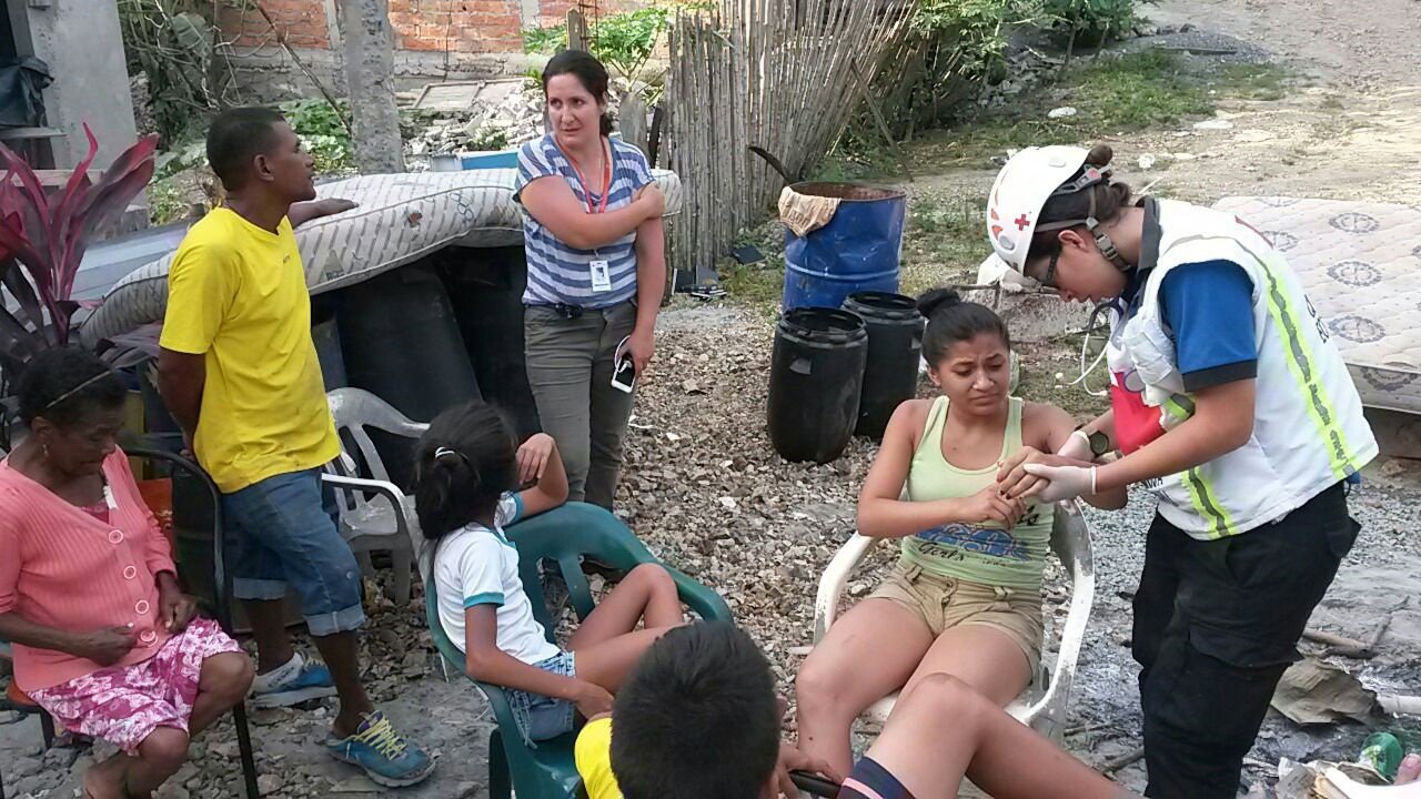 Cruz Roja atiende a víctimas del terremoto de Ecuador